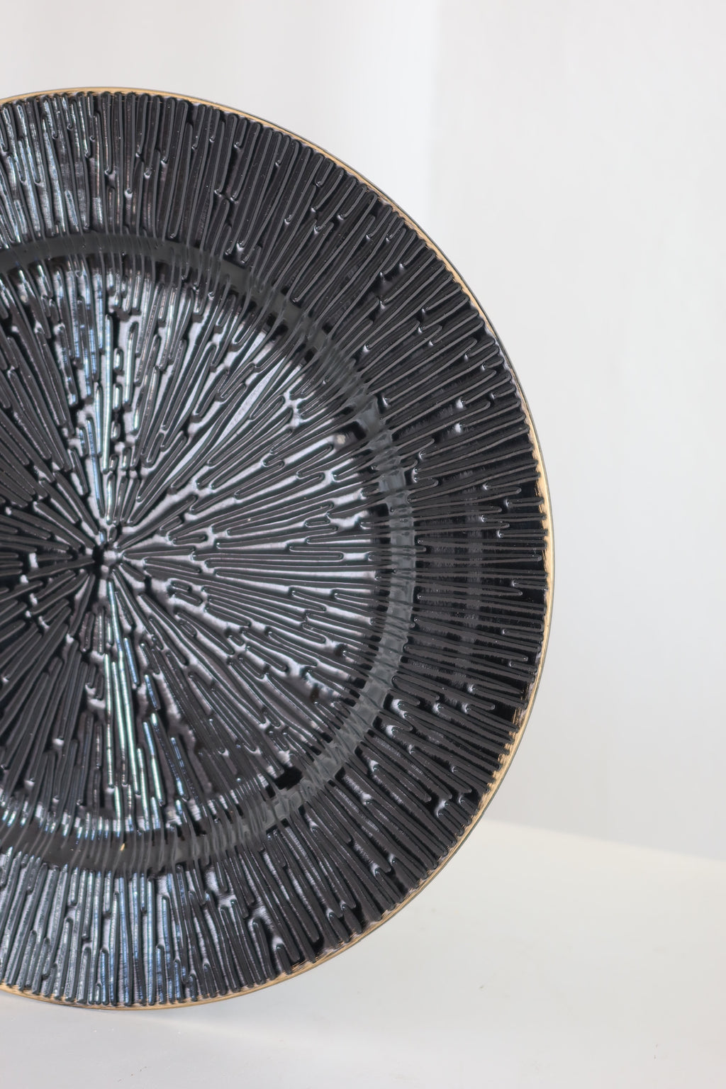 Plato base negro con orilla dorada