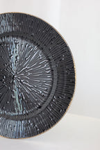 Plato base negro con orilla dorada