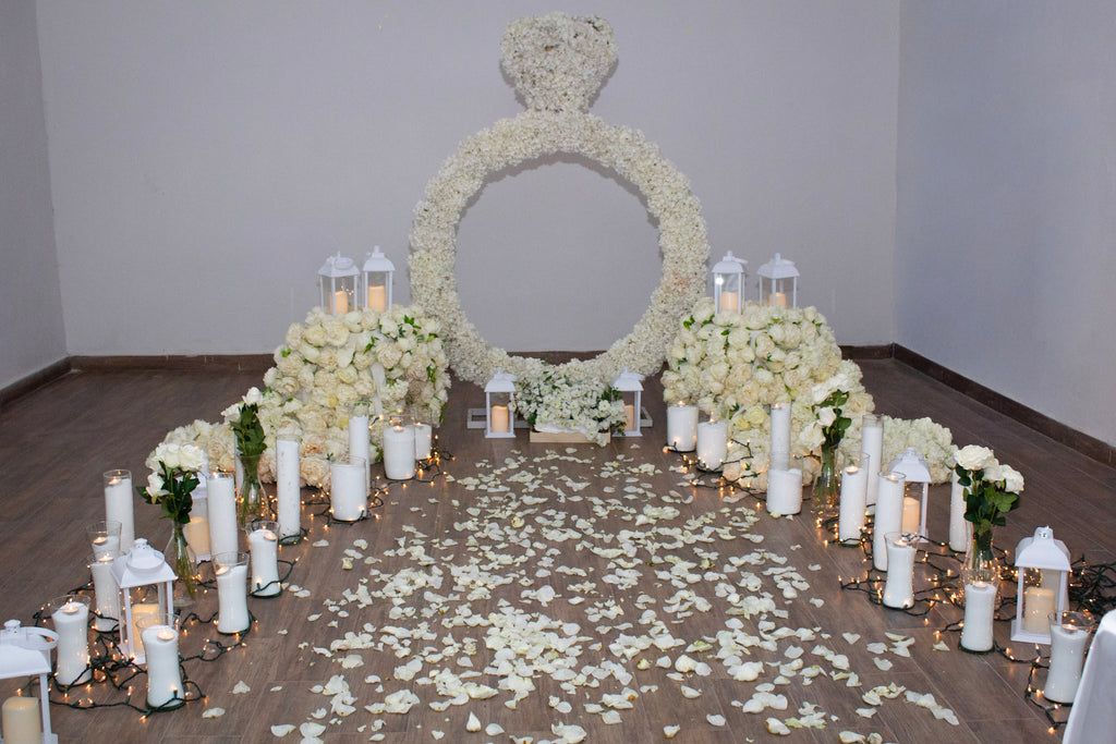 Anillo blanco en un camino de velas