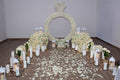 Anillo blanco en un camino de velas