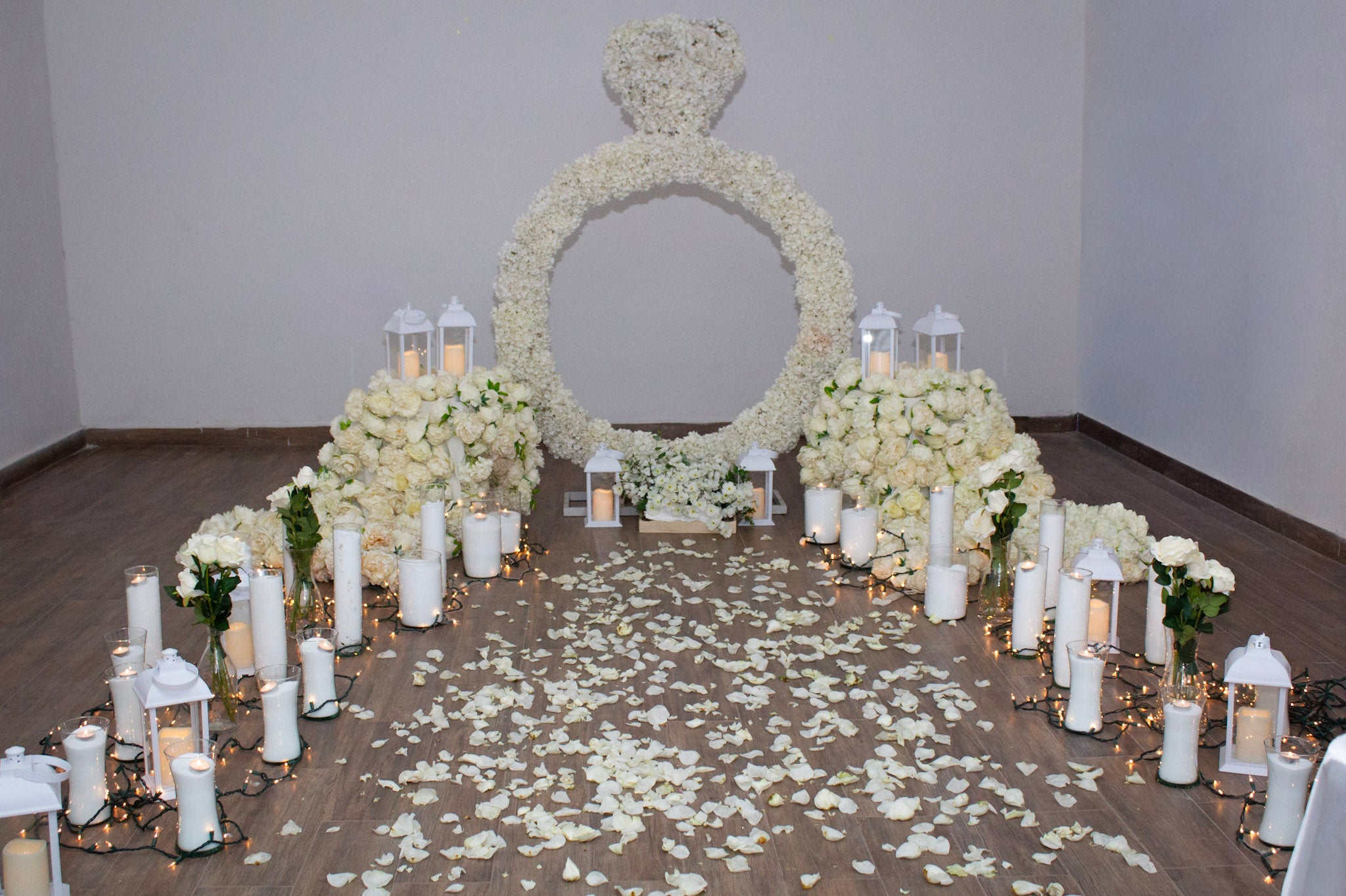Anillo blanco en un camino de velas